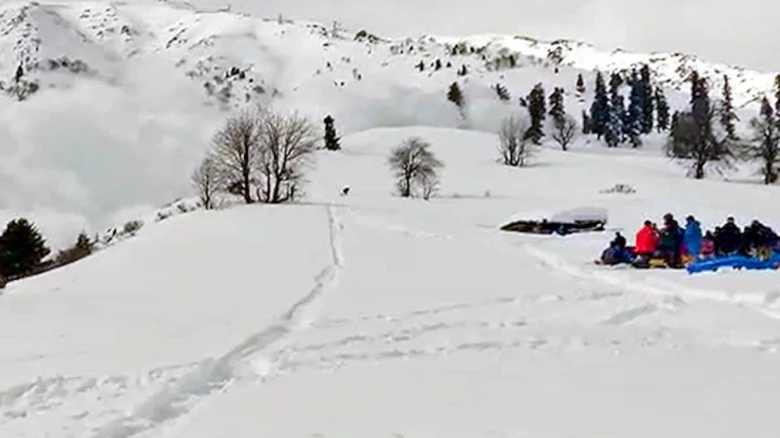 Deadly Avalanche kills 2 foreigners in Gulmarg, more casualties feared