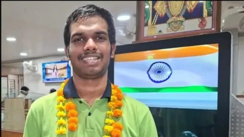 JEEৰ শীৰ্ষ স্থানপ্রাপ্ত ওম প্ৰকাশৰ নাই কোনো স্মাৰ্টফোন