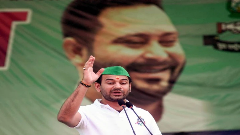 তেজ প্ৰতাপ যাদৱক ৬ বছৰৰ বাবে আৰ জে ডিৰ পৰা বহিষ্কাৰ
