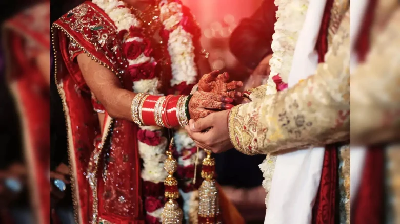 কণ্ট্ৰেকচুৱেল চাকৰি কৰা মানুহক বিয়া নকৰোঁ! বৰমালা পিন্ধোৱাৰ পাছত বিয়া ভাঙিলে কইনাই
