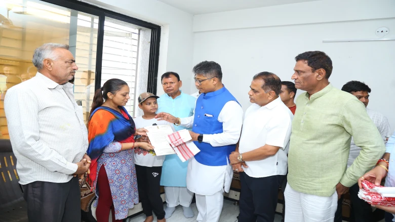 পেহেলগামত সন্ত্ৰাসবাদী আক্ৰমণত প্ৰাণ হেৰুওৱা গুজৰাটৰ তিনি পৰিয়ালৰ বাসগৃহত মন্ত্ৰী পীযুষ হাজৰীকা